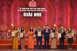 Phóng viên Phạm Mai (thứ hai từ trái sang) - phóng viên của Báo điện tử VietnamPlus và các tác giả được trao giải nhì. (Nguồn: Ban Tổ chức)