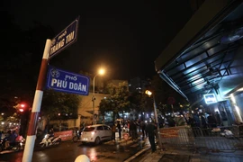 Đúng 0h ngày 18/10, lực lượng chức năng gỡ phong tỏa tại cổng Bệnh viện Việt Đức. (Ảnh: Thành Đạt/TTXVN)