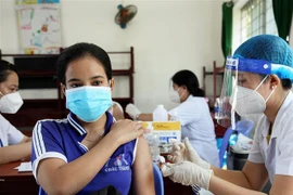 Tiêm vaccine phòng COVID-19 cho học sinh lớp 12 ở Kiên Giang. (Ảnh: Hồng Đạt/TTXVN)
