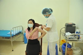 Tiêm vaccine ngừa COVID-19 cho người dân ở Thái Nguyên. (Nguồn: TTXVN)