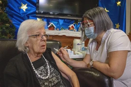 Nhân viên y tế tiêm vaccine ngừa COVID-19 cho người dân tại Quebec, Canada. (Ảnh: AFP/TTXVN)