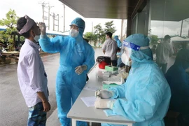 Lấy mẫu xét nghiệm COVID-19 cho người dân ở Thanh Hóa. (Ảnh: Hoa Mai/TTXVN)