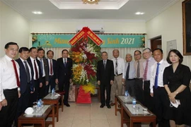 Phó Chủ tịch Quốc hội Trần Thanh Mẫn cùng Mục sư Thái Phước Trường, Hội trưởng Hội thánh Tin Lành Việt Nam (miền Nam) và các đại biểu. (Ảnh: Thanh Vũ/TTXVN)