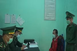 Đối tượng Phạm Quốc Hoàng Vũ làm việc với cơ quan chức năng. (Nguồn: SGGP)