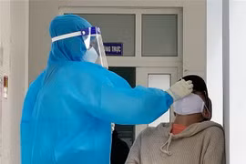 Lấy mẫu xét nghiệm COVID-19. (Nguồn: TTXVN)