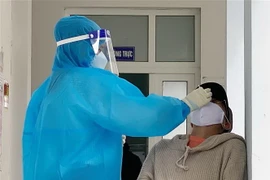 Lấy mẫu xét nghiệm COVID-19. (Nguồn: TTXVN)