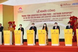 Chủ tịch Quốc hội Vương Đình Huệ và các đại biểu bấm nút khởi công Trung tâm Logistics ICD Vĩnh Phúc. (Ảnh: Trọng Đức/TTXVN)