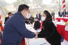 Chủ tịch Quốc hội Vương Đình Huệ với nhân dân xã Trung Lương, huyện Định Hóa. (Ảnh: Doãn Tấn/TTXVN)