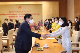 Thủ tướng Phạm Minh Chính gặp mặt đại diện nhà giáo, cán bộ quản lý giáo dục tiêu biểu. (Ảnh: Dương Giang/TTXVN)