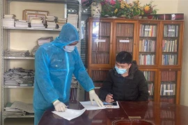 Đối tượng có quốc tịch nước ngoài (mặc áo đen) bị bắt giữ vì hành vi nhập cảnh trái phép vào Việt Nam. (Ảnh: TTXVN phát)