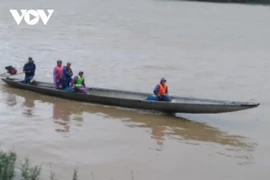 Lực lượng chức năng tìm kiếm thi thể cặp vợ chồng mất tích trên sông Bồ. (Nguồn: VOV)