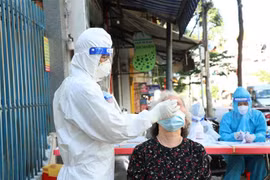 Lấy mẫu xét nghiệm COVID-19. (Nguồn: TTXVN)