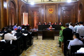 Các bị cáo nghe Viện Kiểm sát luận tội. (Ảnh: Thành Chung/TTXVN)