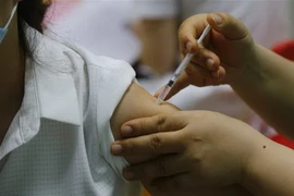 Tiêm vaccine ngừa COVID-19 cho người dân. (Ảnh: TTXVN)