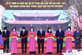 Chủ tịch nước Nguyễn Xuân Phúc và các đại biểu cắt băng khánh thành Nhà tưởng niệm Chủ tịch Hồ Chí Minh. (Ảnh: Thống Nhất/TTXVN)
