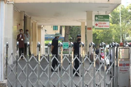 Phong tỏa tạm thời tòa nhà D của Bệnh viện Việt Đức. (Ảnh: Minh Quyết/TTXVN)