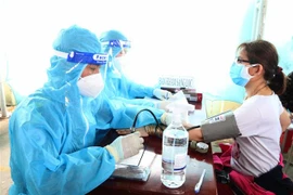 Khám sàng lọc trước khi tiêm vaccine phòng COVID-19 ở Trà Vinh. (Nguồn: TTXVN)