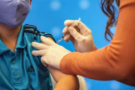 Nhân viên y tế tiêm vaccine phòng COVID-19 của hãng Pfizer-BioNTech cho trẻ 10 tuổi tại Hartford, Connecticut, Mỹ. (Ảnh: AFP/TTXVN)