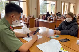 Cơ quan chức năng làm việc với Lê Thị Bích Hoàng. (Nguồn: Thanhtra.com.vn)
