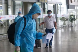 Các công dân về từ Thành phố Hồ Chí Minh xuống Sân bay quốc tế Đà Nẵng. (Ảnh: Trần Lê Lâm/TTXVN)