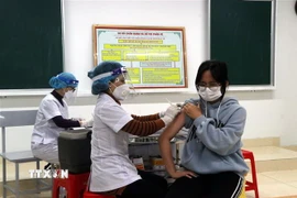 Tiêm vaccine phòng COVID-19 cho học sinh ở Hải Dương. (Nguồn: TTXVN)