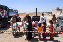 Phát hàng cứu trợ cho người dân Syria ở Abu Duhur, tỉnh Idlib. (Ảnh: AFP/TTXVN)