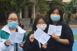 Học sinh Trường Tiểu học, Trung học cơ sở, Trung học phổ thông Văn Lang (Hạ Long) được cấp chứng nhận đã tiêm vaccine. (Ảnh: Thanh Vân/TTXVN)