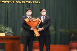 Chủ tịch HĐND thành phố Hải Phòng Phạm Văn Lập (phải) tặng hoa chúc mừng ông Hoàng Minh Cường được bầu giữ chức danh Phó Chủ tịch UBND thành phố Hải Phòng khóa XVI, nhiệm kỳ 2021-2026. (Ảnh: TTXVN)