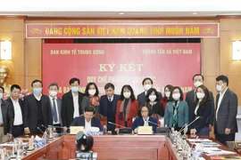 Ông Đỗ Ngọc An, Phó Trưởng Ban Kinh tế Trung ương và bà Vũ Việt Trang, Bí thư Đảng ủy, Tổng Giám đốc Thông tấn xã Việt Nam ký Quy chế phối hợp công tác. (Ảnh: Phương Hoa/TTXVN)