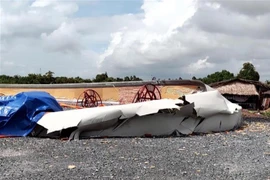 Một cánh quạt điện gió bị rơi gãy tại vùng ven biển Sóc Trăng. (Ảnh: TTXVN phát)