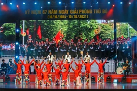 Tốp ca nam cùng đoàn múa với ca khúc 'Hà Nội niềm tin và hy vọng.' (Ảnh: Tuấn Đức/TTXVN)