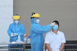 Lấy mẫu test nhanh COVID-19. (Ảnh: Lê Thúy Hằng/TTXVN)