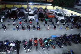 Các trường hợp và phương tiện vi phạm trật tự an toàn giao thông được đưa về Trụ sở Công an phường Xuân La để kiểm tra và phân loại. (Ảnh: Phạm Kiên/TTXVN)