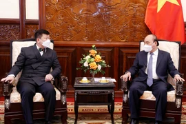 Chủ tịch nước Nguyễn Xuân Phúc tiếp Đại sứ Mông Cổ Jigjee Sereejav. (Ảnh: Thống Nhất/TTXVN)