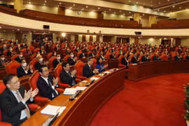 Các lãnh đạo Đảng, Nhà nước và các đại biểu dự bế mạc Hội nghị lần thứ tư Ban Chấp hành Trung ương Đảng khóa XIII. (Ảnh: Trí Dũng/TTXVN)