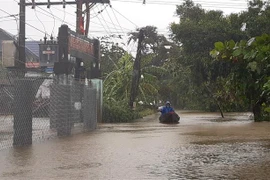 Người dân ở Thừa Thiên-Huế phải di chuyển bằng thuyền. (Ảnh: Tường Vi/TTXVN)