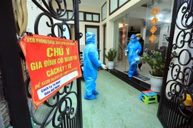 Nhân viên y tế đến theo dõi, điều trị F0 tại nhà xã Tam Hiệp, huyện Thanh Trì, Hà Nội. (Ảnh: Tuấn Anh/TTXVN)