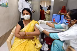 Tiêm vaccine ngừa COVID-19 cho người dân tại Uttar Pradesh, Ấn Độ, ngày 10/4/2021. (Ảnh: THX/TTXVN)