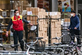 Người dân đeo khẩu trang phòng dịch COVID-19 tại Berlin, Đức, ngày 12/4/2021. (Ảnh: THX/TTXVN)