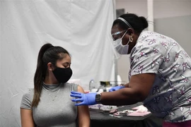 Tiêm vaccine ngừa COVID-19 cho giáo viên tại Los Angeles, California, Mỹ. (Ảnh: AFP/TTXVN)