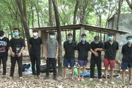 9 đối tượng người Trung Quốc bị bắt giữ khi vừa nhập cảnh trái phép vào Việt Nam. (Ảnh: Đậu Tất Thành/TTXVN)