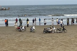 Người dân và lực lượng chức năng tìm kiếm 3 em học sinh còn mất tích. (Ảnh: Trịnh Duy Hưng/TTXVN)