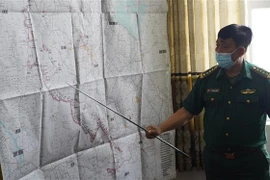 Đại tá Lê Hồng Vương, Chỉ huy trưởng Bộ Chỉ huy Bộ đội Biên phòng tỉnh Tây Ninh báo cáo công tác đặt các điểm chốt phòng chống dịch COVID-19 trên tuyến biên giới Tây Ninh. (Ảnh: Thanh Tân/TTXVN)