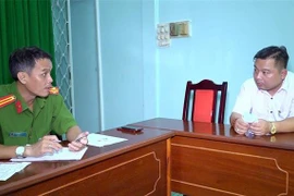 Lực lượng chức năng lấy lời khai ban đầu đối với Lý Quang Thái. (Ảnh: Công Mạo/TTXVN)