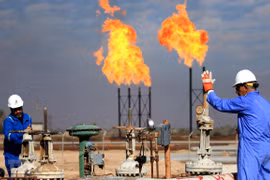 Công nhân làm việc tại một cơ sở khai thác dầu ở Basra, Iraq. (Ảnh: AFP/TTXVN)
