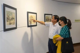 Đại biểu tham quan triển lãm. (Ảnh: Trần Lê Lâm/TTXVN)