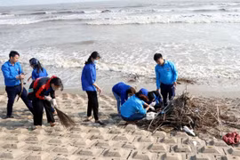 Làm vệ sinh bãi biển Lộc Hà, Hà Tĩnh. (Ảnh: Công Tường/TTXVN)