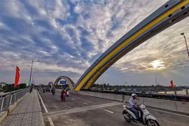 Người dân di chuyển trên cầu Quang Trung, Cần Thơ. (Ảnh: Thanh Liêm/TTXVN)
