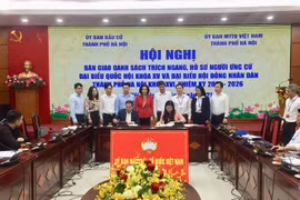 Ký biên bản bàn giao danh sách trích ngang, hồ sơ người ứng cử đại biểu Quốc hội khóa XV và đại biểu HĐND thành phố Hà Nội khóa XVI. (Ảnh: Nguyễn Thắng/TTXVN)