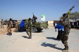 Binh sỹ Chính phủ Somalia tuần tra trên đường phố Mogadishu, một ngày sau khi nhóm phiến quân Al-Shabab tiến hành vụ tấn công liều chết nhằm vào dinh Tổng thống ở thủ đô. (Ảnh: AFP/TTXVN)